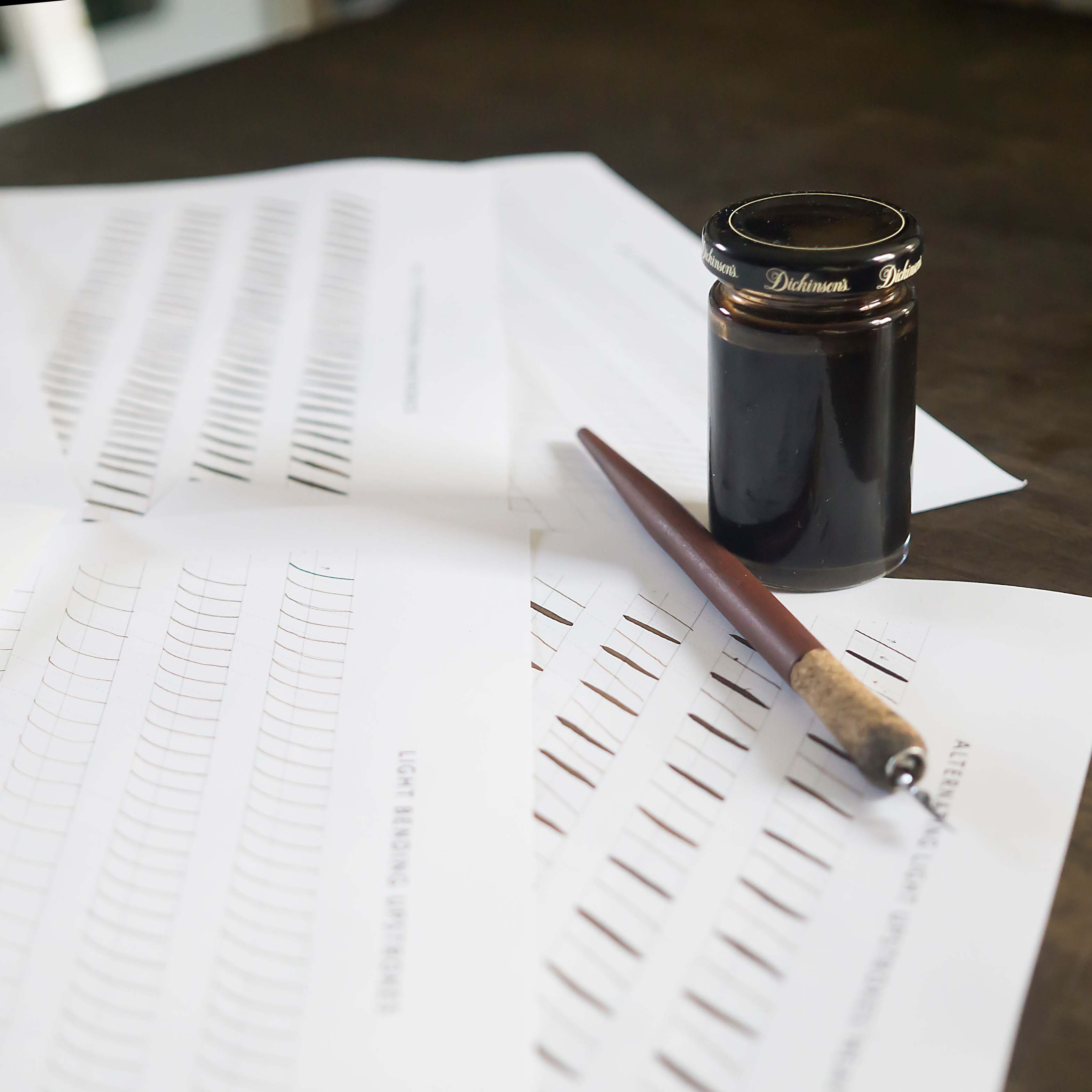 Notizblock, Stift und Schreibunterlagen, calligraphy practice sheets ink pen